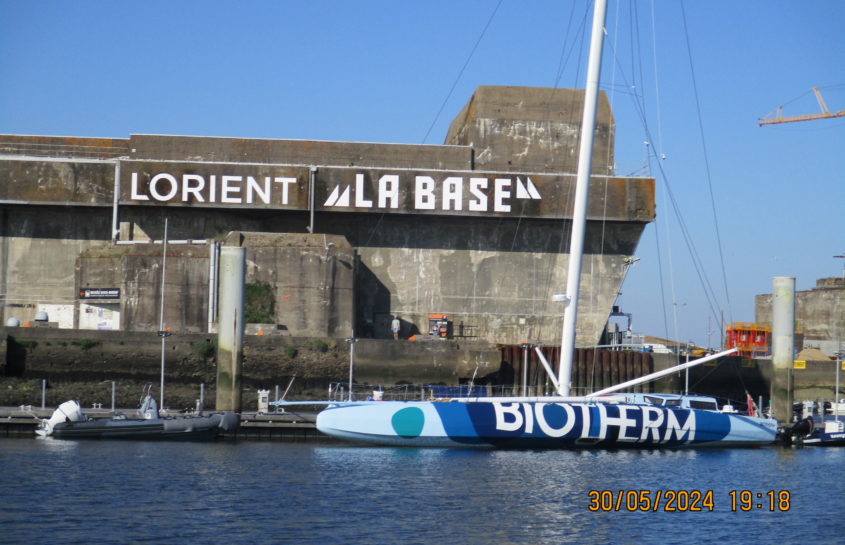 Visite du bateau de course Biotherm à la Base par les MS-GS